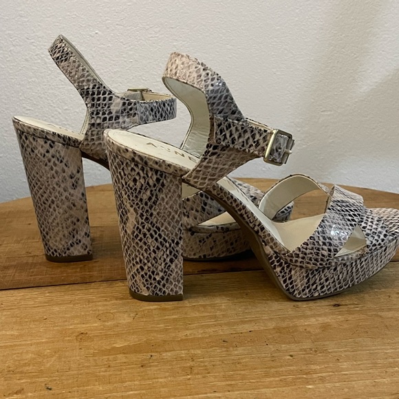 ANNE KLEIN SNAKESKIN HEELS SIZE 9 - Picture 2 of 6